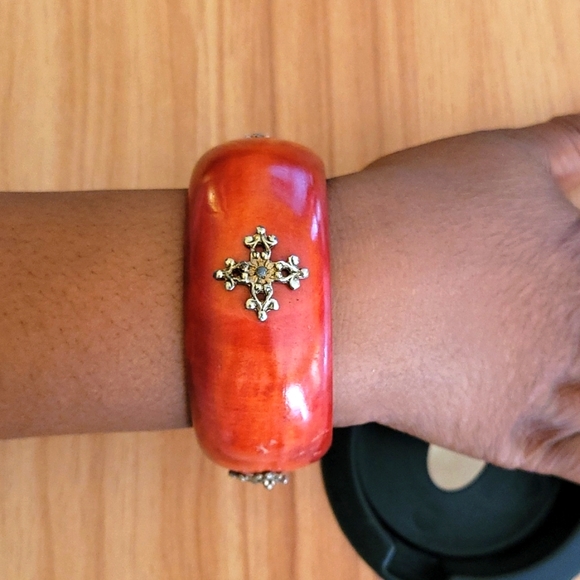 Red bamboo bracelet with cross embellishments - Picture 3 of 3